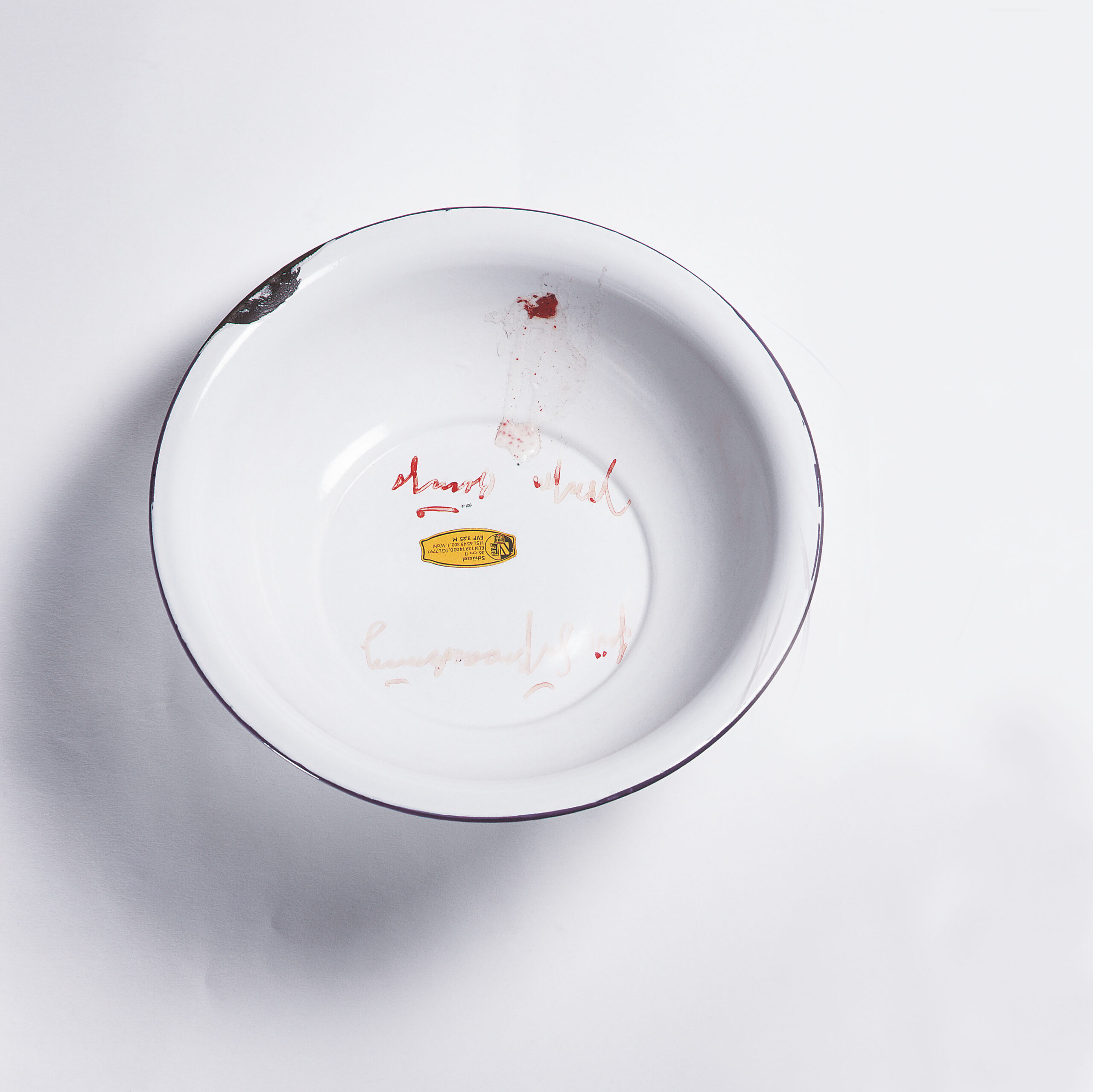 Joseph Beuys, Für Fußwaschung, 1977, 9,8 cm x 35,6 cm, Emailschüssel, beschriftet, Courtesy Museum am Dom, Würzburg, Foto: Thomas Obermeier